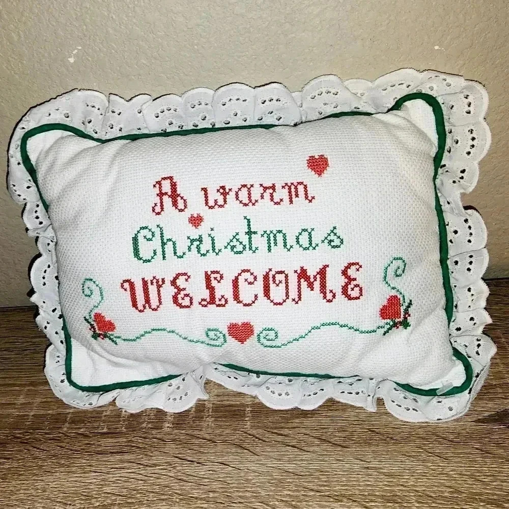 LOT of 2 Christmas Decorative Pillows! 1 NWT + 1 Vintage Handmade Needlepoint - Picture 2 of 9